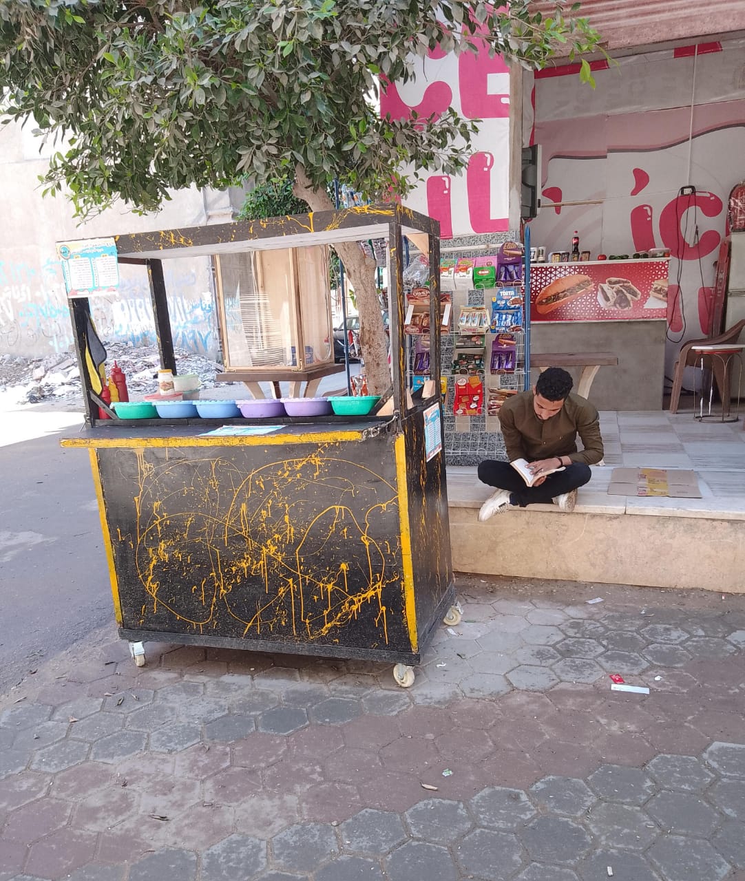 عابد يتحدى البطالة فى كفرالشيخ .. ويحول دولاب بيتهم لمشروع