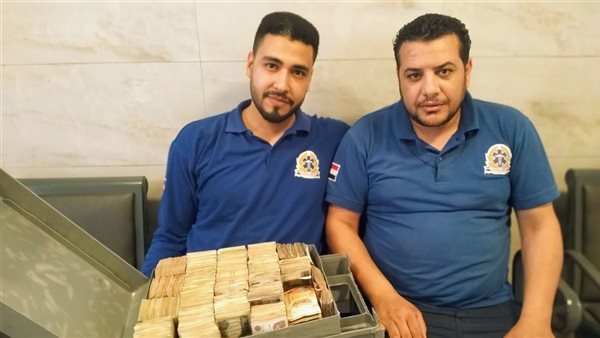 <strong>رجال إسعاف يعيدون 900 ألف جنيه لصاحب محل ذهب بعد حادث بطريق السويس</strong><br>