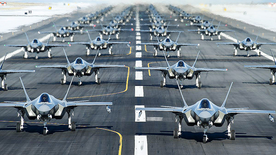مقاتلة متطورة من طراز F-35 A