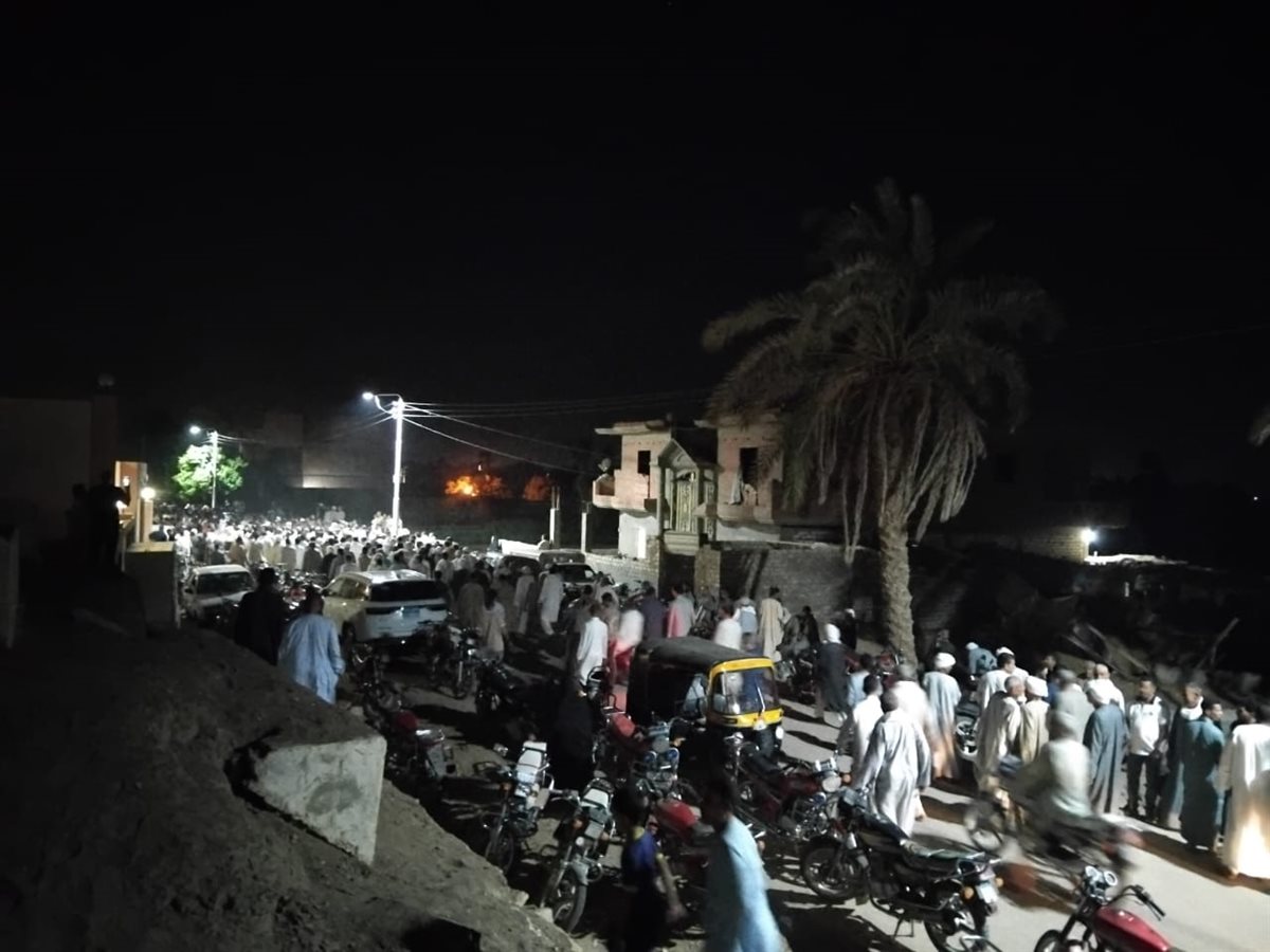 دموع وصرخات .. الآلاف من عزبة محمد يوسف بالفيوم يشيعون جثامين 3 شباب غرقا بمطروح