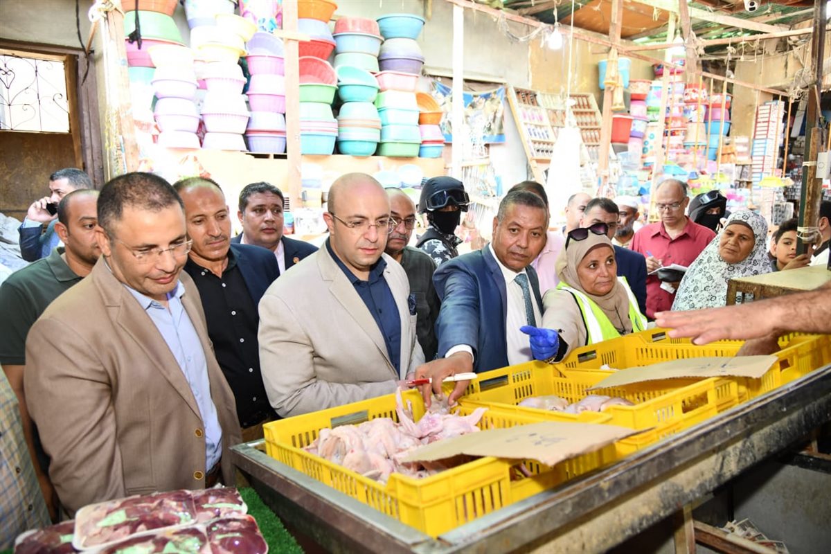 محافظ الفيوم يتفقد عدداً من السويقات والمحال التجارية وفروع الجملة والمخابز بسنورس