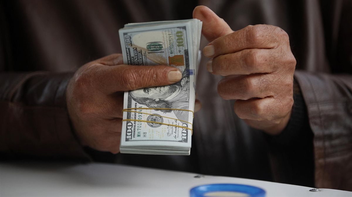 <strong>سعر الدولار في السوق السوداء</strong>