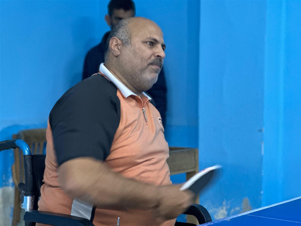 متولي يساعدها خلال التمرين