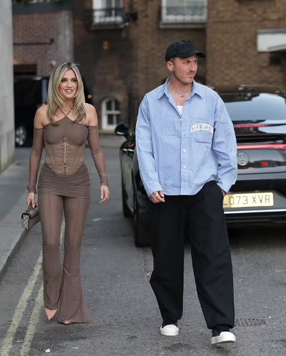 آشلي روبرتس في موعد غرامي مع صديقها جورج رولينسون