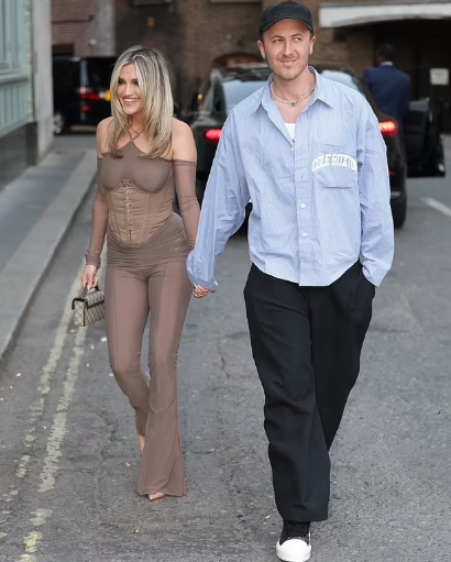 آشلي روبرتس في موعد غرامي مع صديقها جورج رولينسون