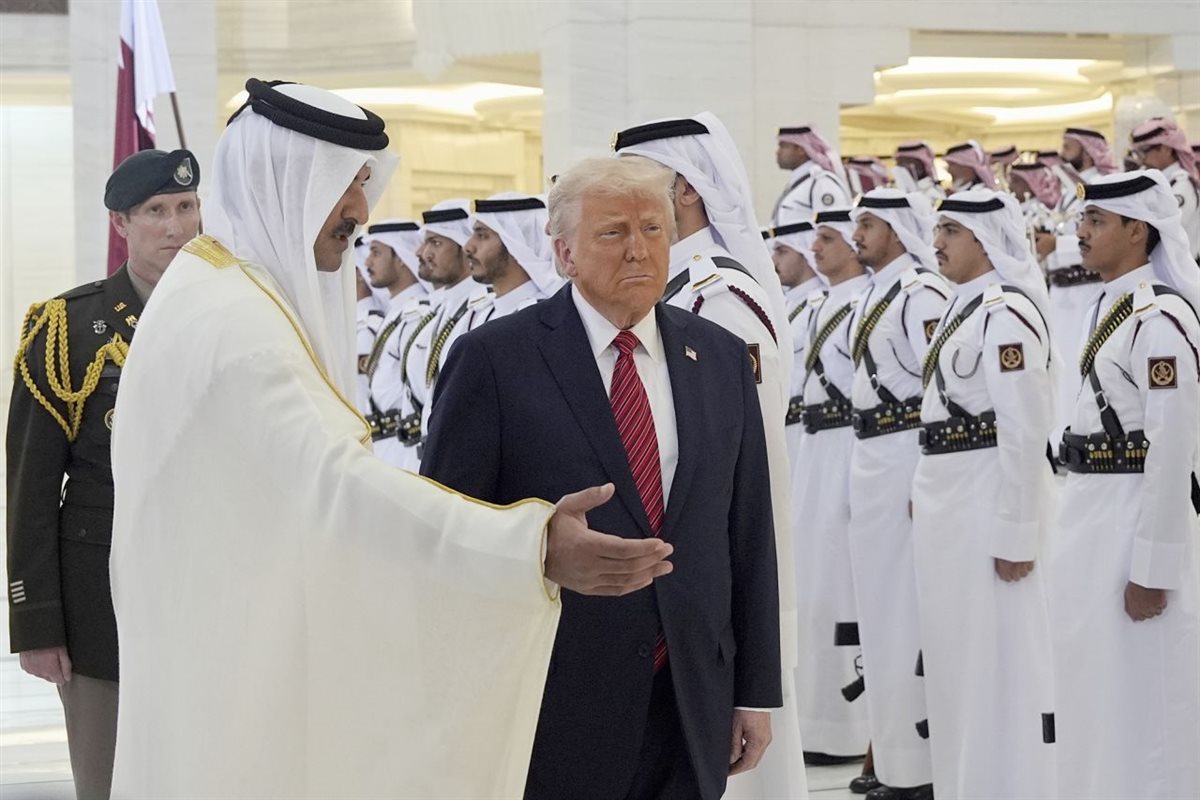 تسلا سايبرترك 2025 الحمراء: مواصفات السيارة التي استقبلت ترامب بقطر