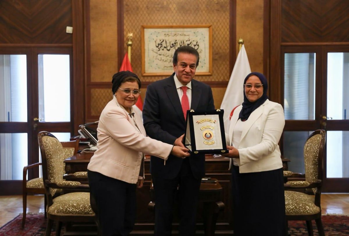 وزير الصحة يكرم الطبيبة تغريد معروف رئيس قسم النساء والتوليد بمستشفى المنيرة
