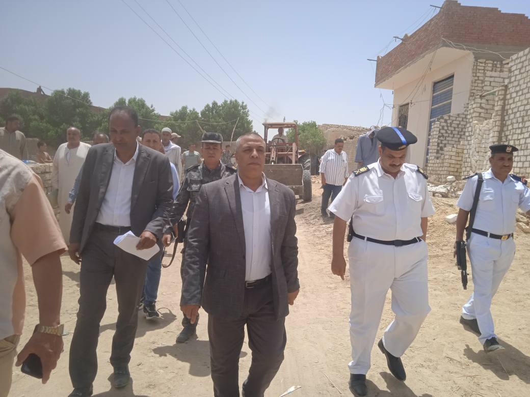 إزالة 15 حالة تعدي داخل وخارج الحيز العمراني بقرية دمشقين بالفيوم