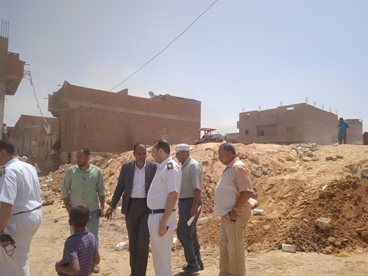 إزالة 15 حالة تعدي داخل وخارج الحيز العمراني بقرية دمشقين بالفيوم