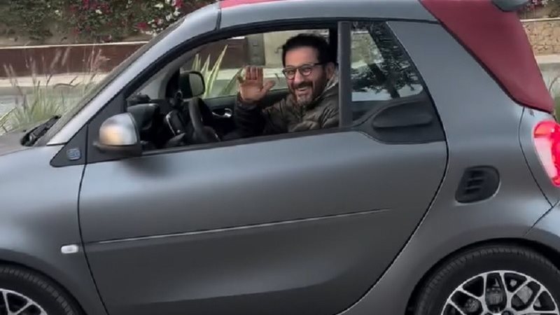 أحمد حلمي وسيارة