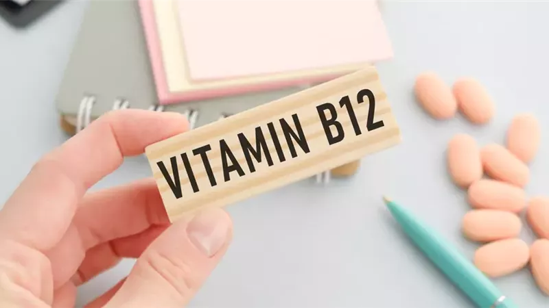 فيتامين B12