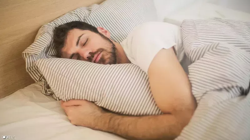 رجل نائم