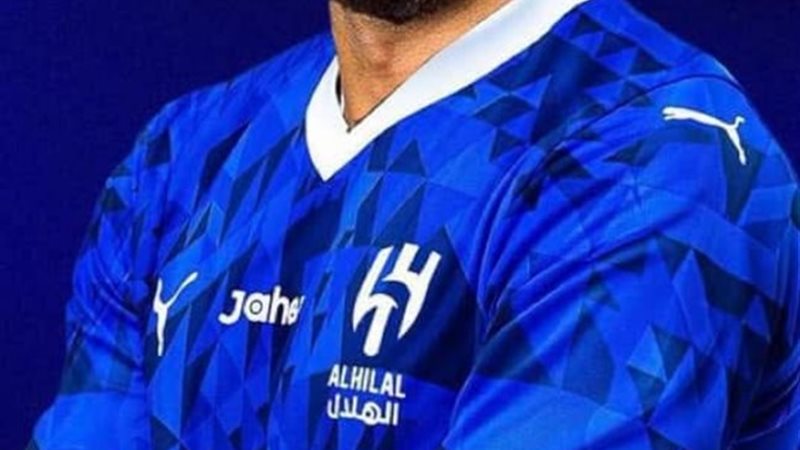 محمد صلاح مرتديًا