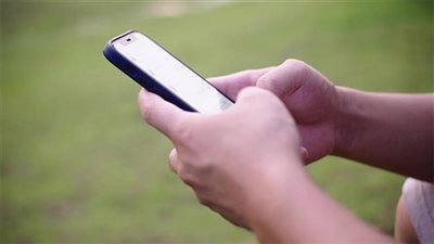حكم محادثة الرجل والمرأة على وسائل التواصل الاجتماعي..  حكمها وضوابطها الشرعية
