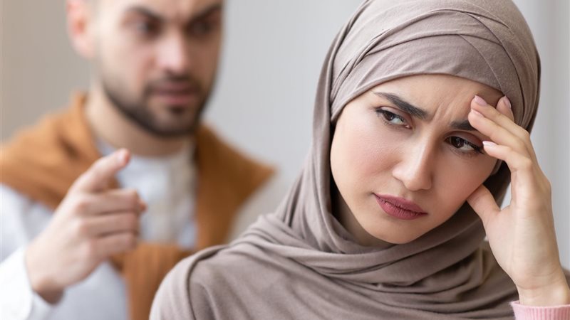 حكم مراقبة الزوجة