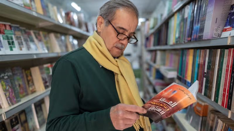وحيد تاجا يقرأ كتابا