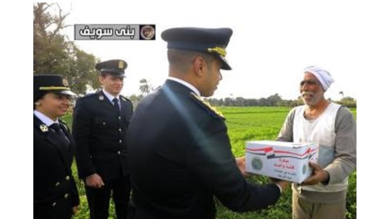 الشرطة تقدم هدايا