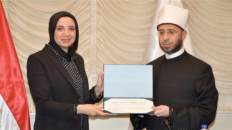 وزير الأوقاف والباحثة