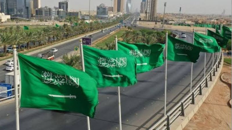 أعلام السعودية تزين