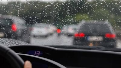 القيادة أثناء سقوط الأمطار.. إرشادات لتجنب الحوادث 