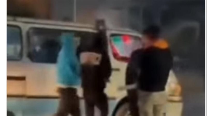 صورة الشابين أمام