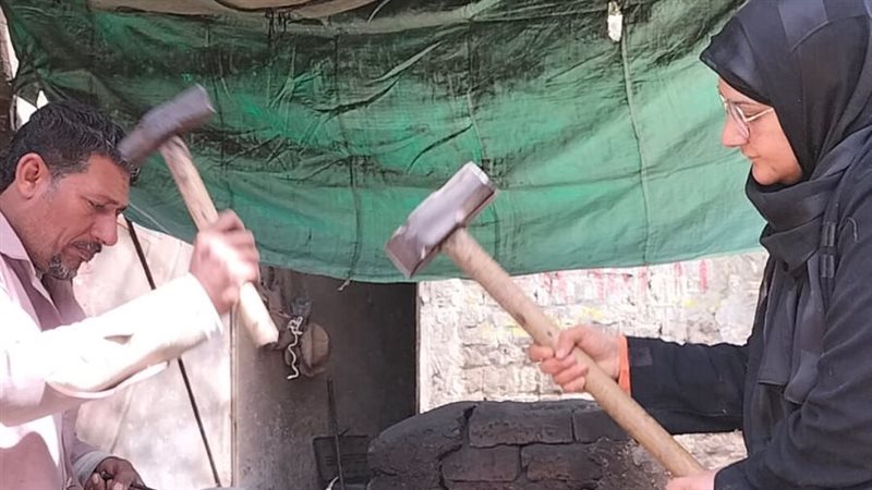 ظوجان يعملان بالحدادة