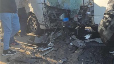بالأسماء.. إصابة 11 شخصًا بحادث تصادم بين سيارتين في البحيرة| صور