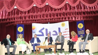 خبراء في 