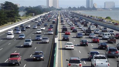النشرة المرورية الصباحية.. كثافات مرورية متحركة بمحاور وميادين القاهرة والجيزة