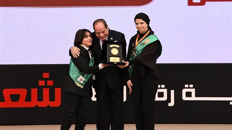 الرئيس السيسى يكرم