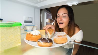 جمال شعبان يحذر من الإفراط في تناول حلويات رمضان (فيديو)