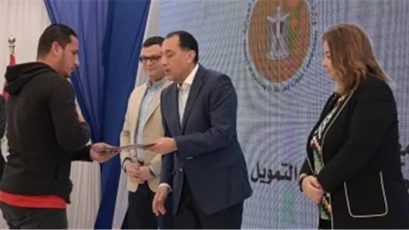 تسليم عدد من عقود