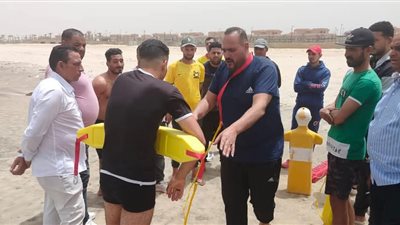 إجراء الاختبارات للمتقدمين لوظيفة عامل إنقاذ لتشغيل شاطيء المنصورة الجديدة