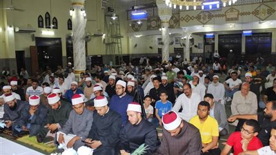 الشيخ عبد العزيز الشهاوي يعطي إجازة متن الأربعين النووية لطلاب العلم بالسويس 