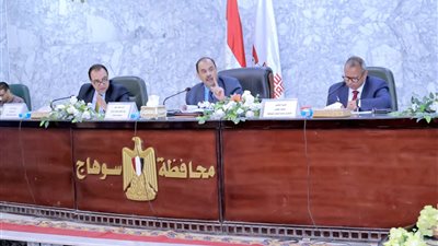 محافظ سوهاج يعقد اجتماعًا لبحث الموقف التنفيذي لمشروعات 