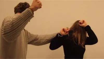 إنتقاما منها لرفع دعوى خلع.. زوج يسحل زوجته أمام المارة بكرداسة