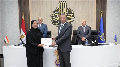 محافظ أسوان يكرم الأم المثالية الثانية على مستوى الجمهورية