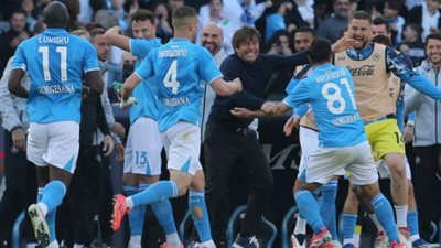 ماكتوميناي يبدع .. نابولي على بعد شوط واحد من التتويج بالاسكوديتو 
