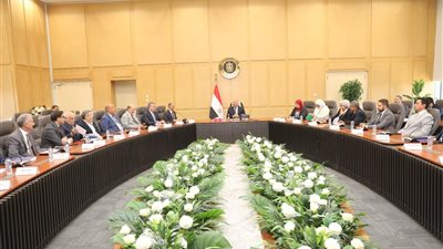 العشري يشارك في اجتماع وزير الصناعة مع منتجي الحديد: خطوة مفصلية لتنظيم السوق 