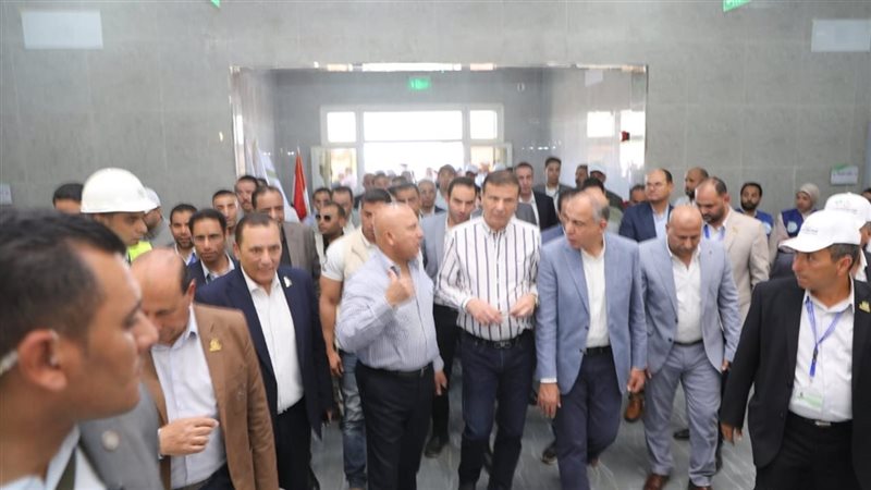 وزير النقل خلال الجولة