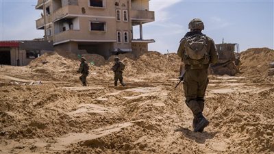 إسرائيل توسّع عملياتها في غزة وإجلاء جنود مصابين وسوء التغذية يفتك بالسكان