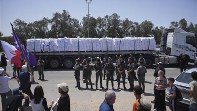 إسرائيل تفتتح مركز لتوزيع المساعدات الأولية جنوب غزة