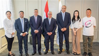 باستثمارات 7 ملايين دولار.. توقيع عقد مشروع صيني لإنتاج الملابس بالقنطرة