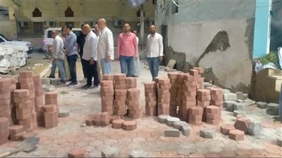 رئيس مدينة طامية يتابع ميدانيًا أعمال تركيب الإنترلوك بشارع السويقة |صور