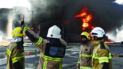 بعد ساعات من الرعب.. السيطرة الكاملة على حريق ميناء الحمرية (فيديو)