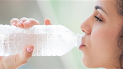 ألم المعدة بعد شرب الماء؟.. السبب قد يفاجئك                        