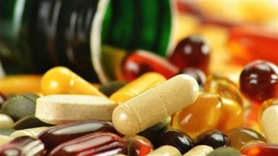 تناول المكملات الغذائية عشوائيا يهدد صحتك.. خبيرة تغذية تكشف تفاصيل صادمة 