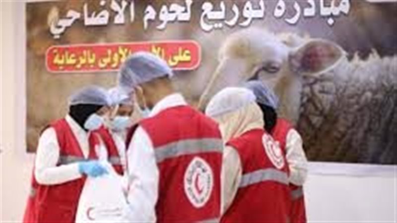 الهلال الأحمر يوزع