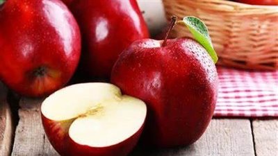 من الفواكه الغنية بالعناصر الغذائية ..قبل النوم ماذا يفعل التفاح بجسمك؟