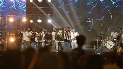 خلال حفل نادي الشمس.. هدية مفاجئة من معجبة لأحمد سعد 